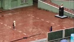 İzmit’te 2 öğrenci, yağmur altında İstiklal Marşı okudu