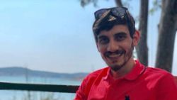 Rize'de ayakkabı giyerken belindeki tabancası ateş alan kişi öldü
