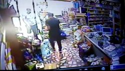 Sultangazi’de market sahibi ile hırsızın karşılaşma anı kamerada