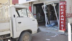 Antalya’da kardeşinin iş yerine kamyoneti ile daldı