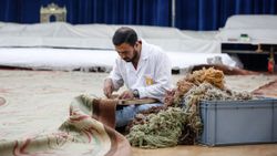 Dolmabahçe Sarayı'nın en büyük halısı restore ediliyor