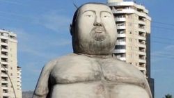 Mersin'deki şişman boksör heykeli espri konusu oldu