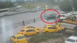Bursa'da otomobil, otobüs durağındaki yayalara çarptı