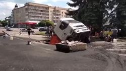 Ukrayna’da kamyon, yolun çökmesi ile çukura düştü