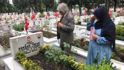 Edirnekapı Şehitliği’nde Babalar Günü buruk geçti