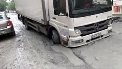 Avcılar’da İSKİ’nin çalışma yaptığı yol, 4’üncü kez çöktü