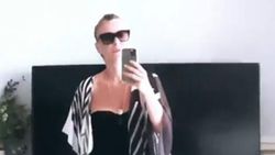 Gülben Ergen siyah mayosuyla poz verdi