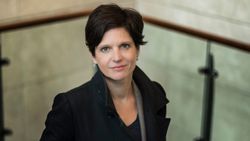 Sandrine Rousseau: Fransa'da Müslüman kadınlara ırkçılık yapılıyor
