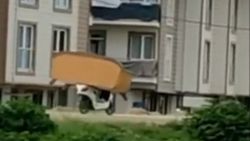 Bursa'da elektrikli bisiklette koltuk taşıdı