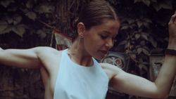 Burcu Biricik, beyaz elbisesiyle poz verdi