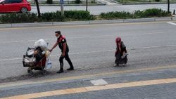 Ankara'da polis, yaşlı kadının ağır eşyalarını taşıdı