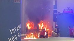 İstanbul Havalimanı’nda yangın: Yolcu aracı alev topuna döndü