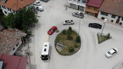 Tokat'ta kavşak ortasında kalan mezar şaşırttı