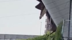 Japonya'da binanın çökme anı