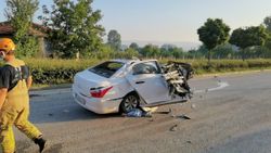 Bursa'daki araç, beton direğe çarptı: 3 ölü, 2 yaralı