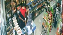 Avcılar'da marketten ürün çalan hırsızlar kamerada