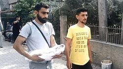 Adana'daki baba, bir aylıkken ölen bebeğini kucağında taşıdı