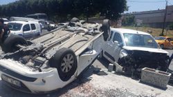 Yenibosna’da sürücü, takla atan otomobilin içinde sıkıştı