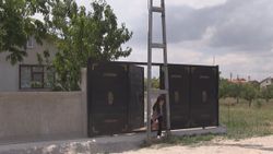 Konya'daki ev sahibi, kapı girişindeki elektrik direğinden kurtuldu