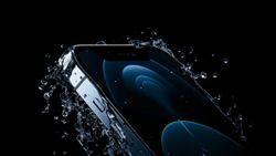 Apple'ın su geçirmez iPhone 12 reklamı Çin'de tepki topladı