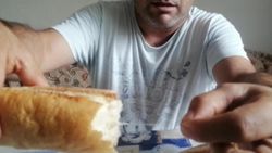 Afyonkarahisar’da, ekmeğin içinden ip çıktı