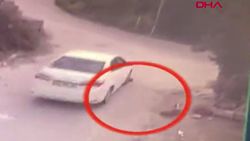 Konya’da yavru köpeği ezip yoluna devam etti