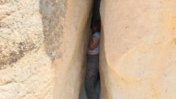 Kapadokya'da fotoğraf çeken turist kayalıklar arasında sıkıştı