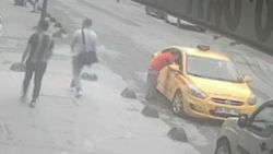Sultangazi'de taksici, parası yetmeyen yolcunun cep telefonunu çaldı