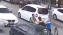 Avcılar'da kadın sürücünün eşi araçtan inip trafikte yumruklu kavga etti