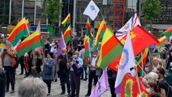 Almanya'da PKK destekçileri Alman polisini protesto etti