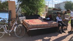 Kayseri'de işsiz olduğu için evinden çıkarılan adam oğluyla birlikte parkta kalıyor