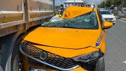 Arnavutköy'de taksi tırın altına girdi