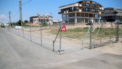Antalya’da arsasından geçen yolu kapattı