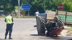 Sakarya’da otomobil ile çarpışan traktör ikiye bölündü