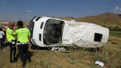 Hakkari’de minibüs ile kamyon çarpıştı: 1 ölü