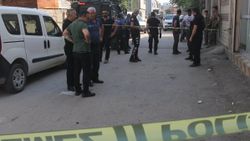 Adana'da, bakkala giderken göğsünden vuruldu