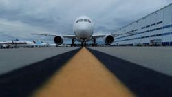 Boeing, 787'lerde üretimi azaltacak