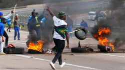 Jacob Zuma'nın hapsedilmesi, Güney Afrika'yı karıştırdı