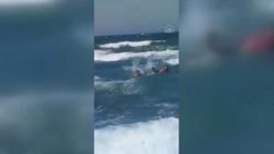 Bartın’da boğulma tehlikesi geçiren kadınların kurtarılma anları kamerada