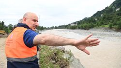 Adil Karaismailoğlu, Artvin'de selin etkili olduğu alanları inceledi