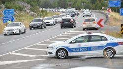 Antalya’da tatilcilerin dönüşü uzun araç kuyrukları oluşturdu