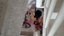 Bursa’da apartman içindeki hırsızlık kamerada