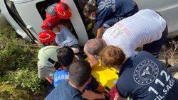 Muğla’da şarampole yuvarlanan araçtan yaralı kurtuldu