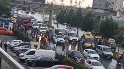 Gaziosmanpaşa’da freni patlayan kamyon, minibüse çarptı