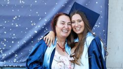 İzmir'de anne ile kızın mezuniyet heyecanı