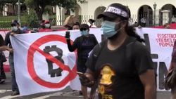 El Salvador vatandaşları, Bitcoin yasasını protesto ediyor