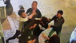 Şarkıcı Çağatay Akman eski sevgilisinin kapısına dayanıp darbetti