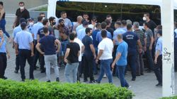 Gezi Parkı’nda zabıta ile seyyar satıcılar arasında taşlı, sopalı kavga