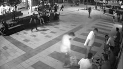Arnavutköy'de bankta unutulan cep telefonunun çalınma anı