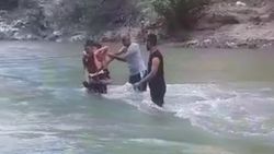 Mersin’de su seviyesi yükseldi, piknikçi aile mahsur kaldı